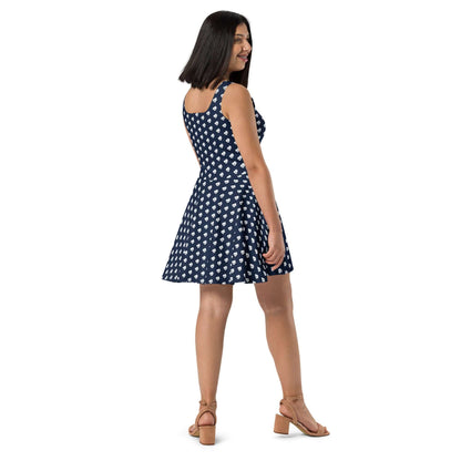 Model wearing Skater-Kleid N°10, sleeveless dress with flared skirt, elegant design in blue with white pattern, side view.