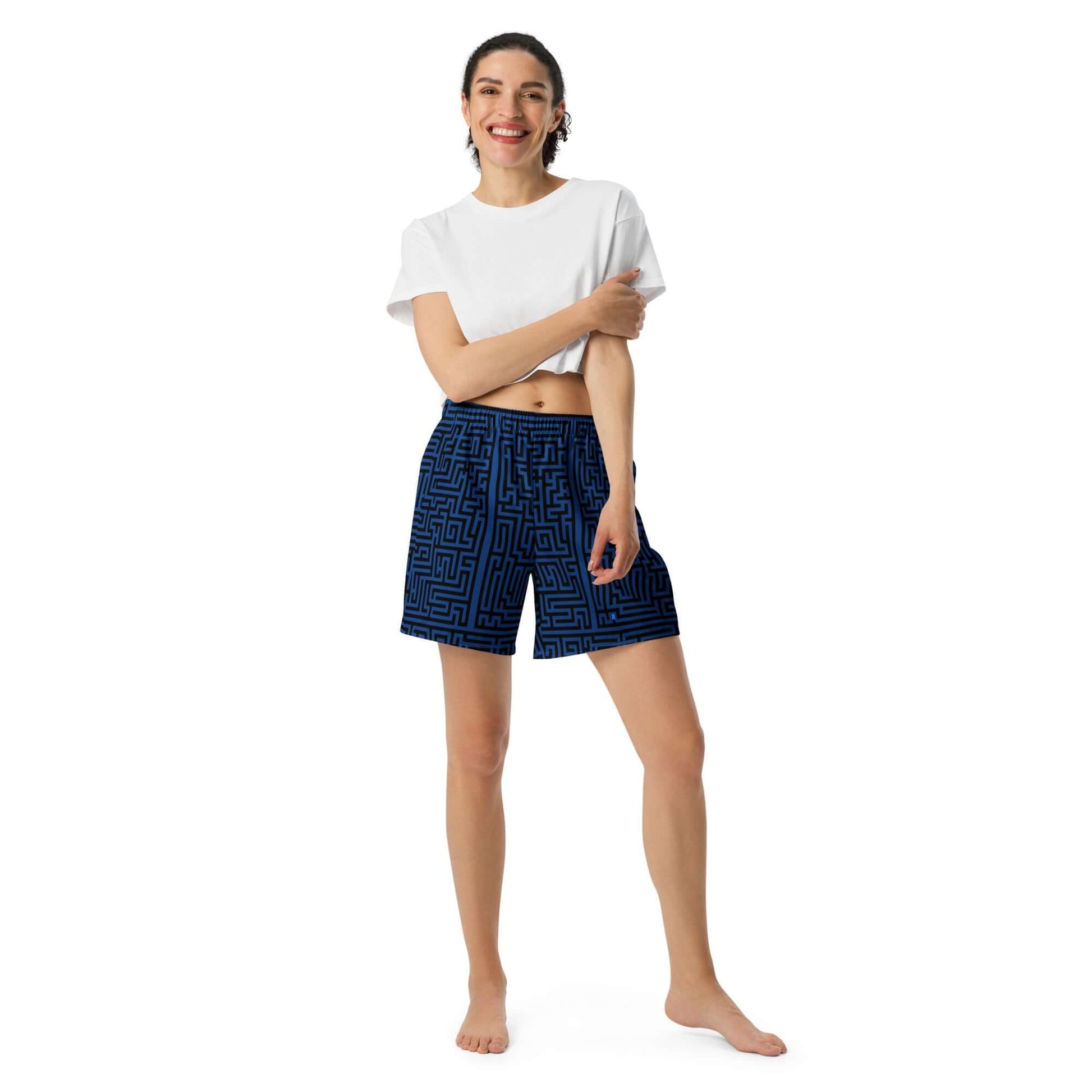 Person wearing Lange Unisex Sport-Shorts with geometric pattern in blue, ideal for running, swimming, and more.
