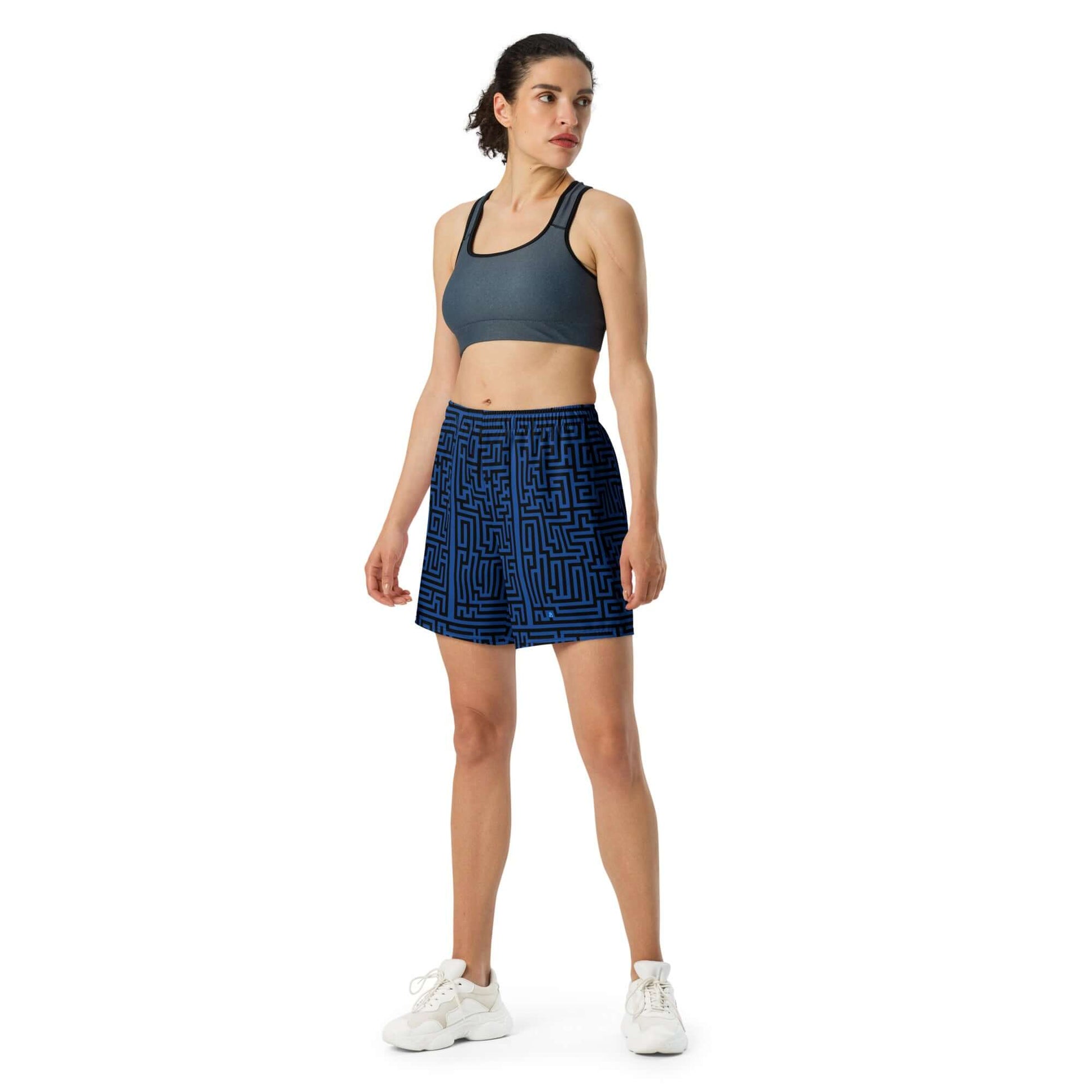 Model wearing Lange Unisex Sport-Shorts designed for running, swimming, and weightlifting, featuring a stylish pattern.