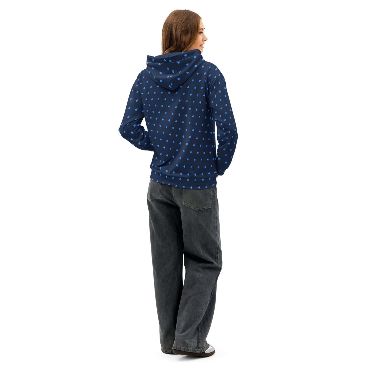 Unisex-Hoodie aus Baumwolle in Blau mit Allover-Druck, entspannte Passform, ideal für lässige Styles, Rückansicht im Freien tragend