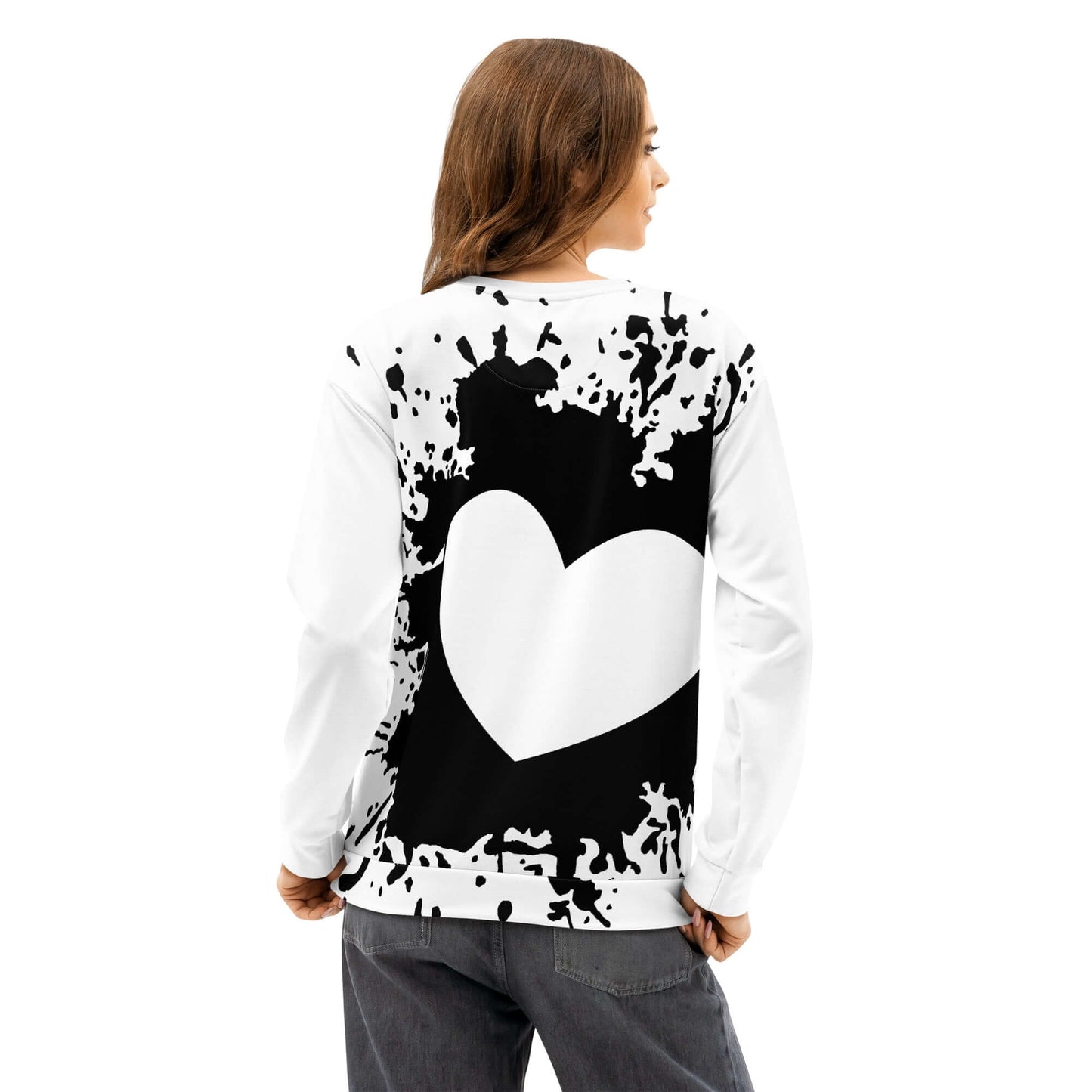 Unisex-Pullover aus Baumwolle mit Herzdesign, Rückansicht einer Person in lässigem Outfit
