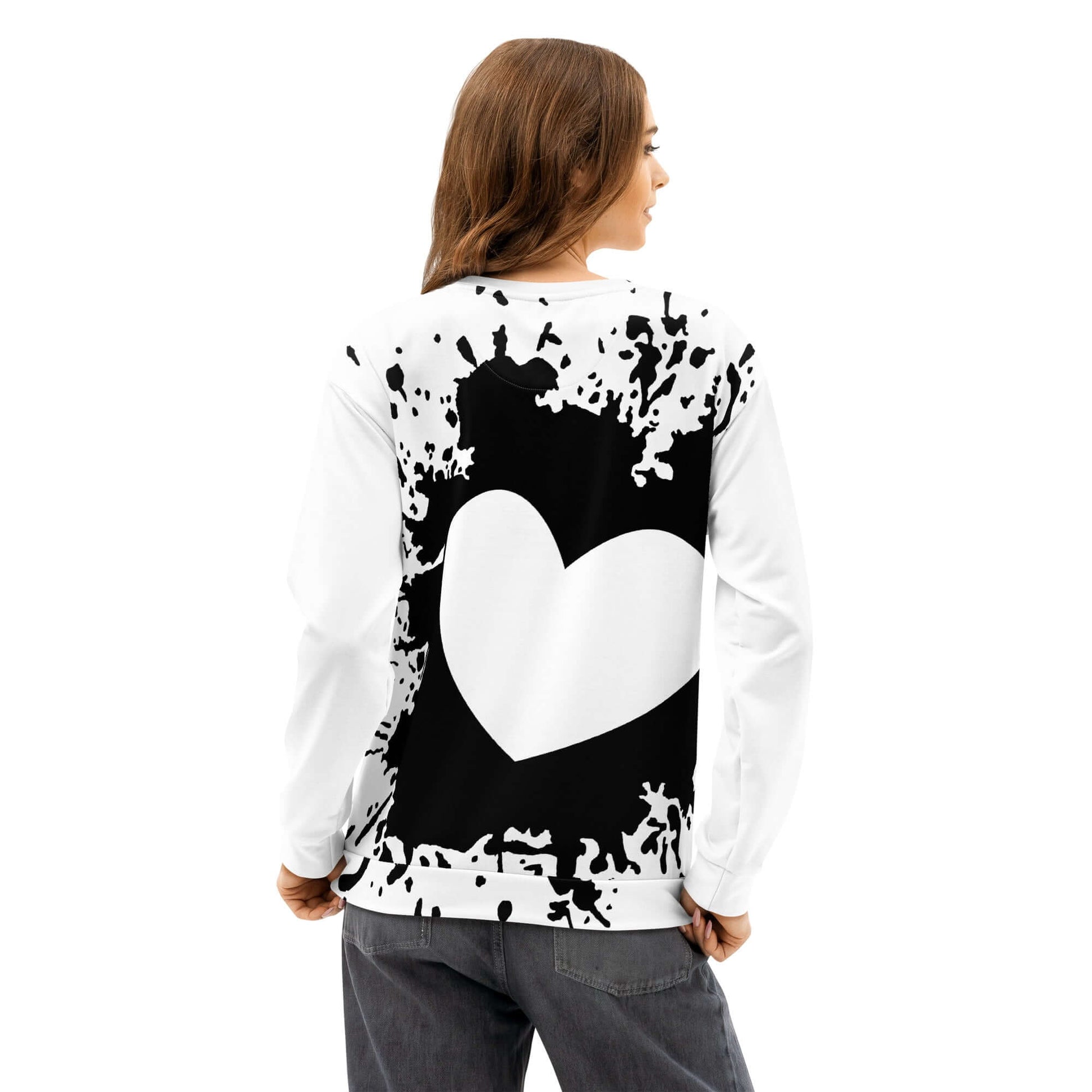 Unisex-Pullover aus Baumwolle mit Herzdesign, Rückansicht einer Person in lässigem Outfit