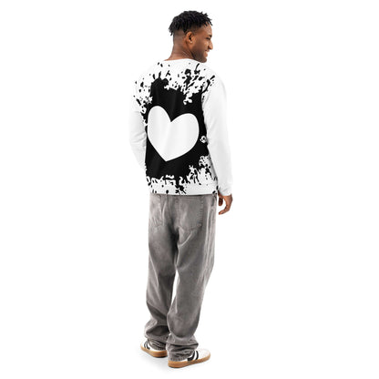 Rückansicht eines Unisex-Pullovers aus Baumwolle mit Herzmotiv, perfekt für lässige und modische Streetwear-Outfits.