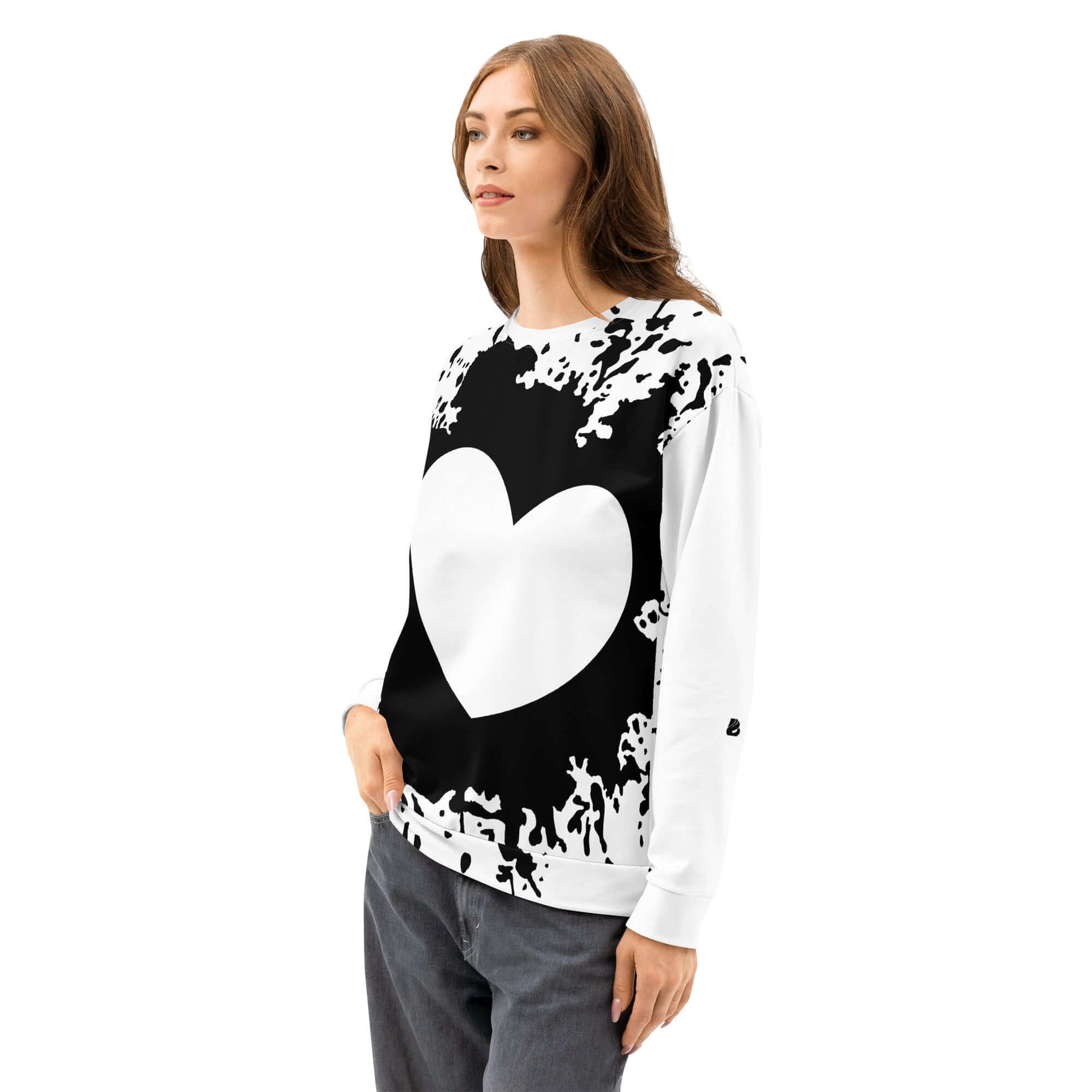 Model trägt stilvollen schwarz-weißen Pullover mit Herzdesign, entspannter Schnitt, Unisex-Pullover aus Baumwolle für Alltagslooks.