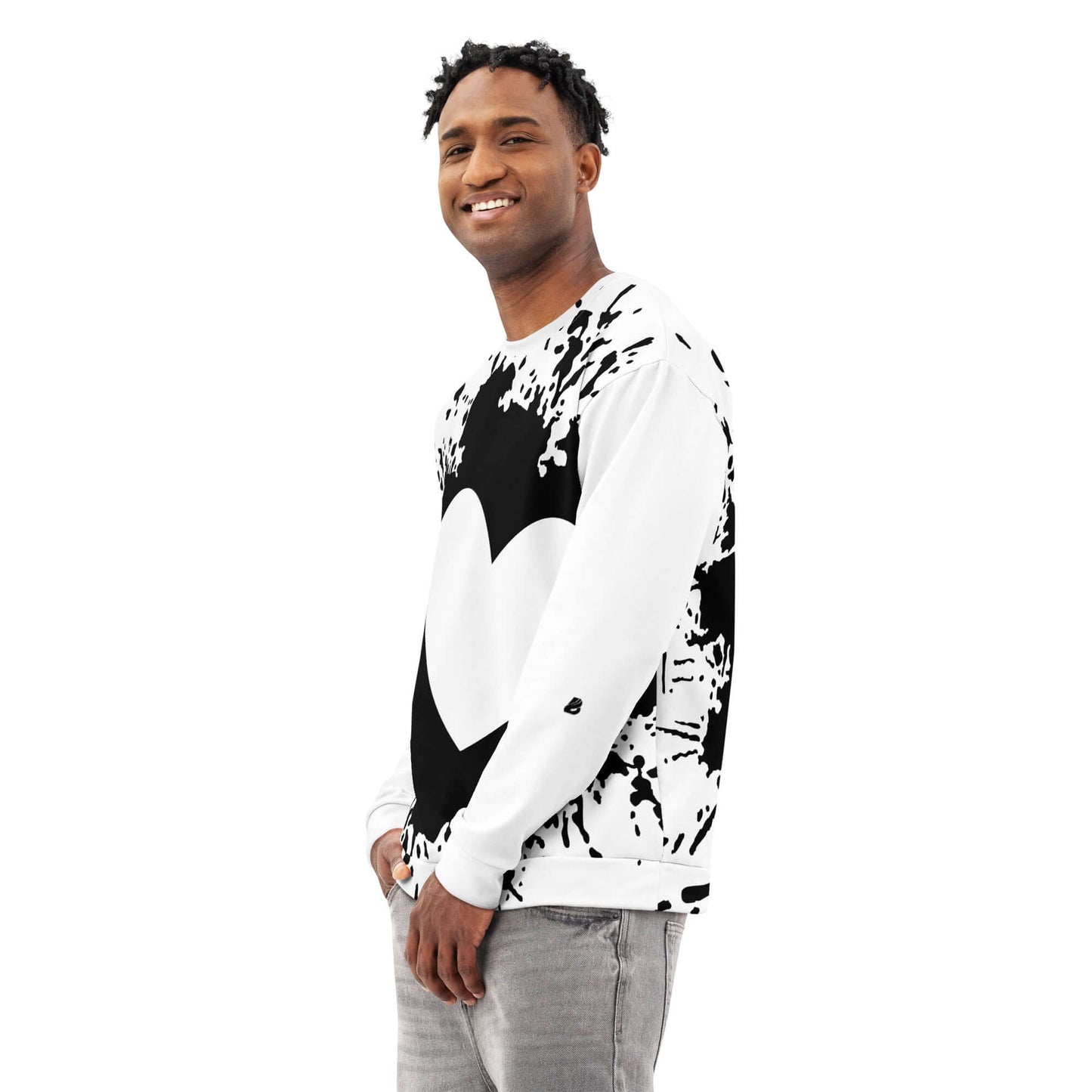 Unisex-Pullover aus Baumwolle in Weiß und Schwarz mit Herzdesign, getragen von einer lächelnden Person, ideal für Alltag und Streetwear.