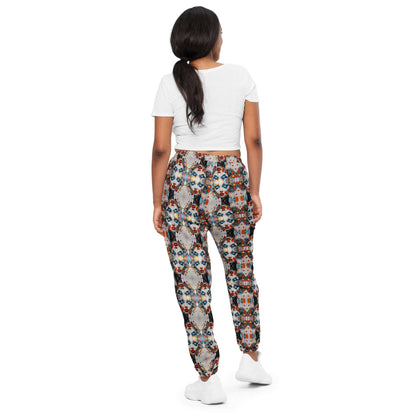 Unisex-Trainingshose N°0 in a vibrant print worn by a person, showcasing the elastic ankle cuffs and lightweight design for workouts and streetwear.