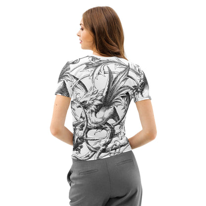 Dame trägt ein T-Shirt aus Baumwolle mit Rundhalsausschnitt, illustriert mit Drachendesign auf der Rückseite. Perfekt für stilvolle Bequemlichkeit.