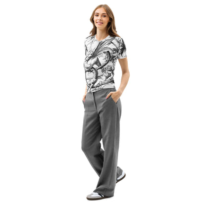 Model trägt T-Shirt aus Baumwolle mit Rundhalsausschnitt für Damen, kombiniert mit grauer Hose