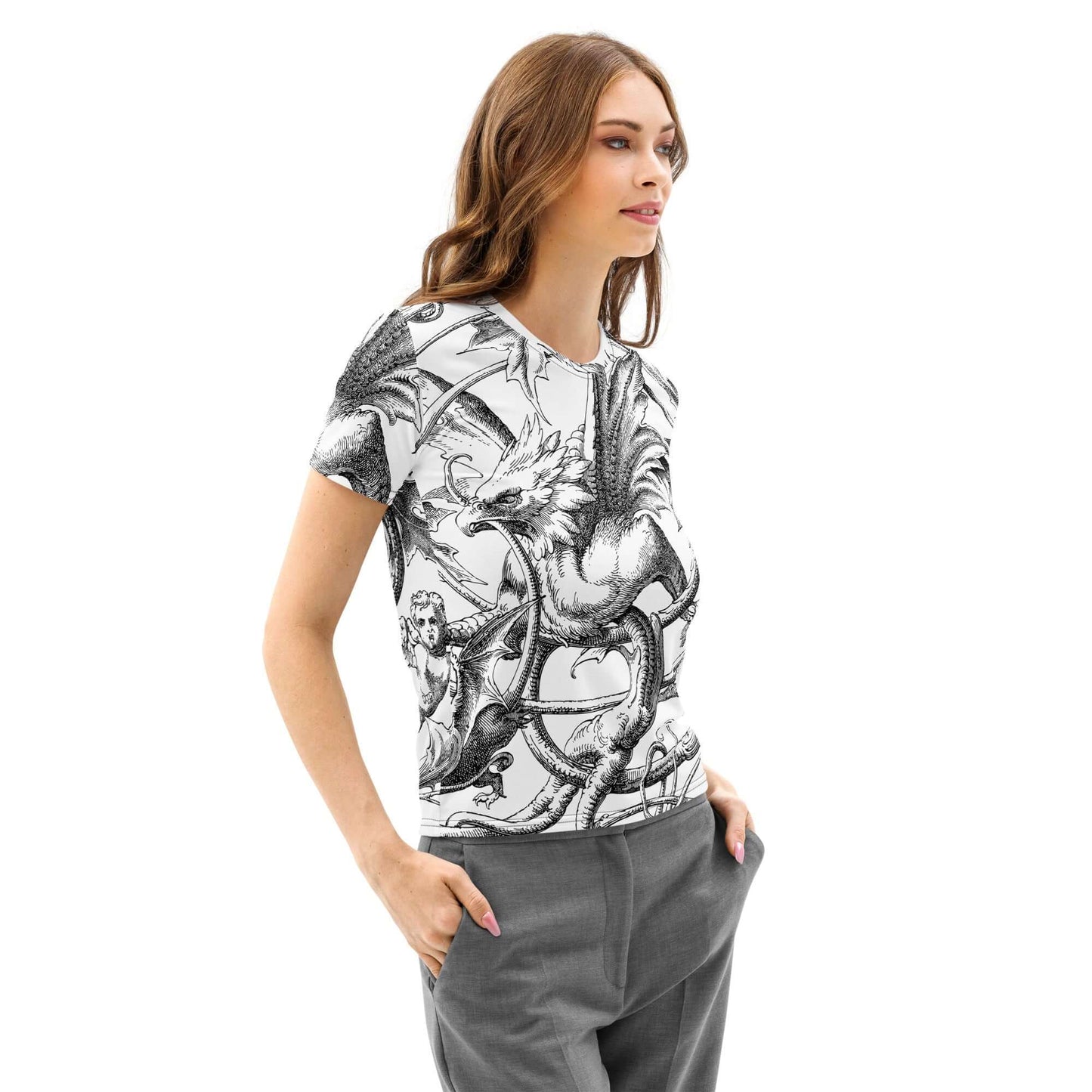 Frau trägt T-Shirt aus Baumwolle mit Rundhalsausschnitt für Damen, bedruckt mit Drachenmotiv, perfekt für komfortablen und stilvollen Look.