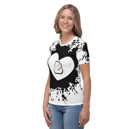 Woman wearing Damen-T-Shirt N°7 with heart design, showcasing comfortable stretch and stylish print.