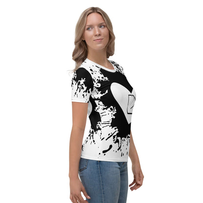 Woman wearing Damen-T-Shirt N°7, featuring a black and white abstract design, showcasing high-quality four-way stretch fabric.