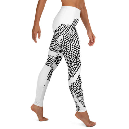 Person modeling Yoga-Leggings N°45 with black dot design, highlighting four-way stretch and comfort fit with high waistband.