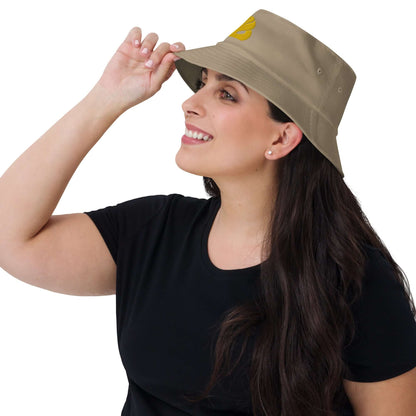 Woman wearing Old School-Fischerhut N°2 with vintage design, perfect for fishing and hiking. High-profile style, timeless functionality in tan color.