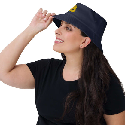 Woman wearing Old School-Fischerhut N°2 with vintage style and embroidered logo, showcasing functional design for fishing and hiking.