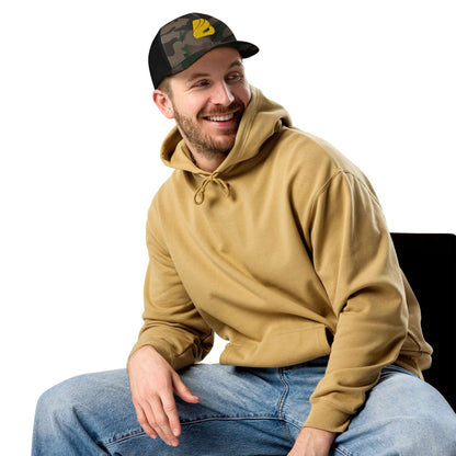 Man wearing Trucker-Hat im Camouflage-Look N°0 with hoodie, perfect for outdoor activities like fishing, camping, or hiking.