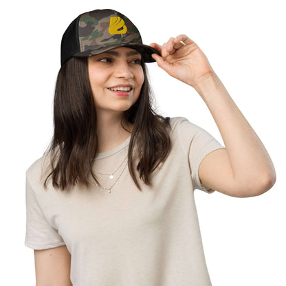 Woman wearing Trucker-Hat im Camouflage-Look N°0 for outdoor activities like fishing, camping, and hiking.
