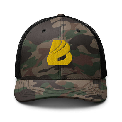 Trucker-Hat im Camouflage-Look N°0 with camo print and yellow logo, ideal for outdoor activities like fishing, camping, and hiking.