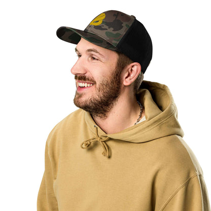 Man wearing Trucker-Hat im Camouflage-Look N°0 with a smile, showcasing the trendy camo-print and adjustable snapback design.