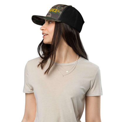 Woman wearing Trucker-Hat im Camouflage-Look N°1 with camo print and adjustable snap closure, ideal for outdoor activities like fishing and hiking.