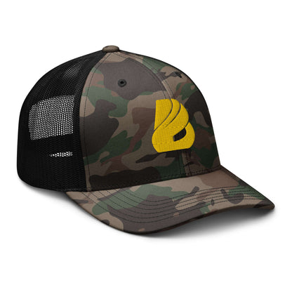 Trucker-Hat im Camouflage-Look N°0 for outdoor activities, camo print with yellow logo, snap closure, front view.