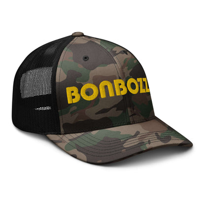 Trucker-Hat im Camouflage-Look N°1 with yellow text, perfect for outdoor activities; features cotton front and polyester mesh back.