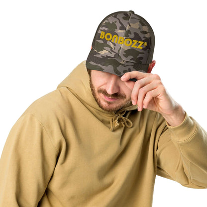 Mann trägt Trucker-Hat im Camouflage-Look N°1, ideal für Outdoor-Aktivitäten wie Angeln, Campen oder Wandern, mit verstellbarem Schnappverschluss.