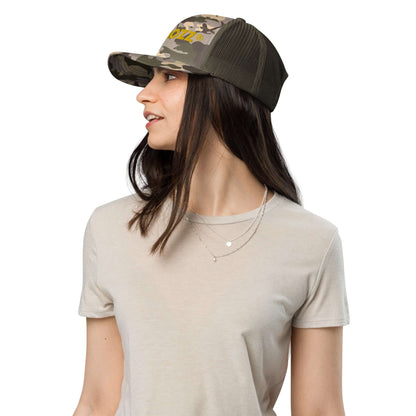 Woman wearing Trucker-Hat im Camouflage-Look N°1 with mesh back and adjustable snap closure.