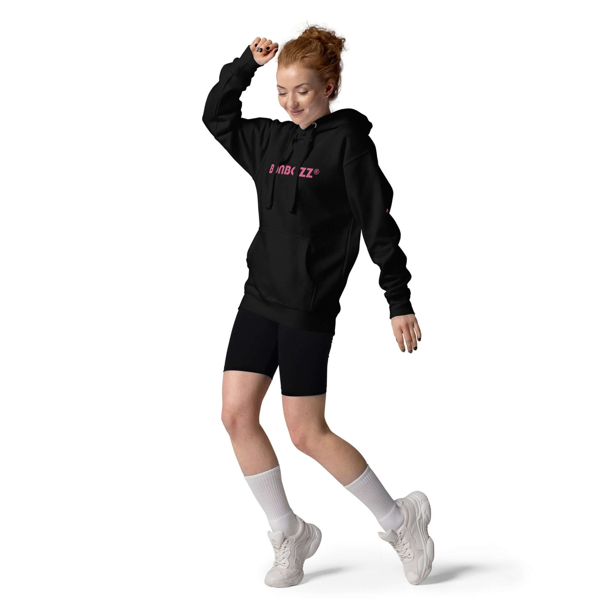 Model wearing black Unisex-Kapuzenpullover with front pocket and hood, demonstrating casual style.