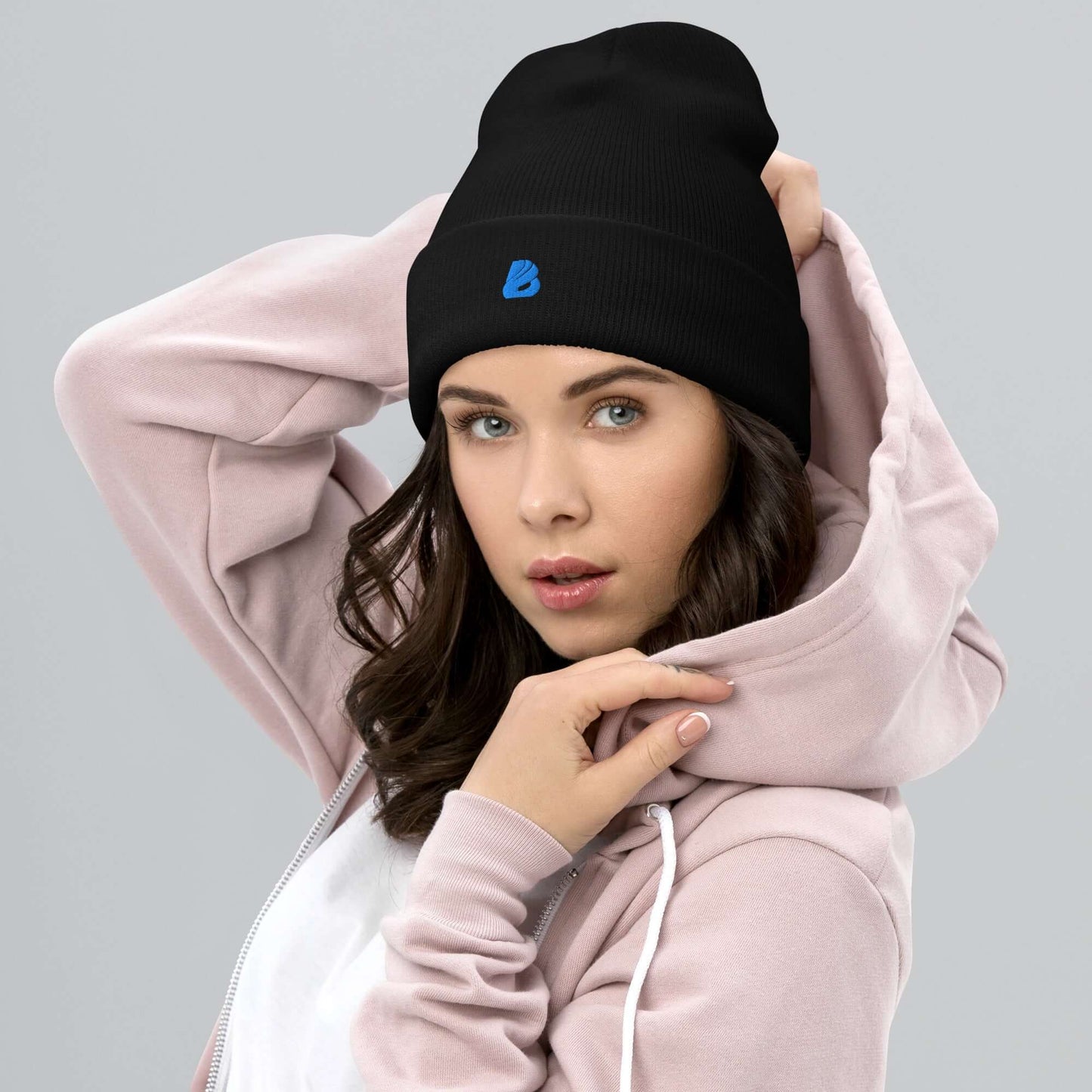 Umgeschlagene Beanie, schwarze eng anliegende Mütze mit Umschlag, getragen von Frau in rosa Hoodie, hypoallergen und unisex.