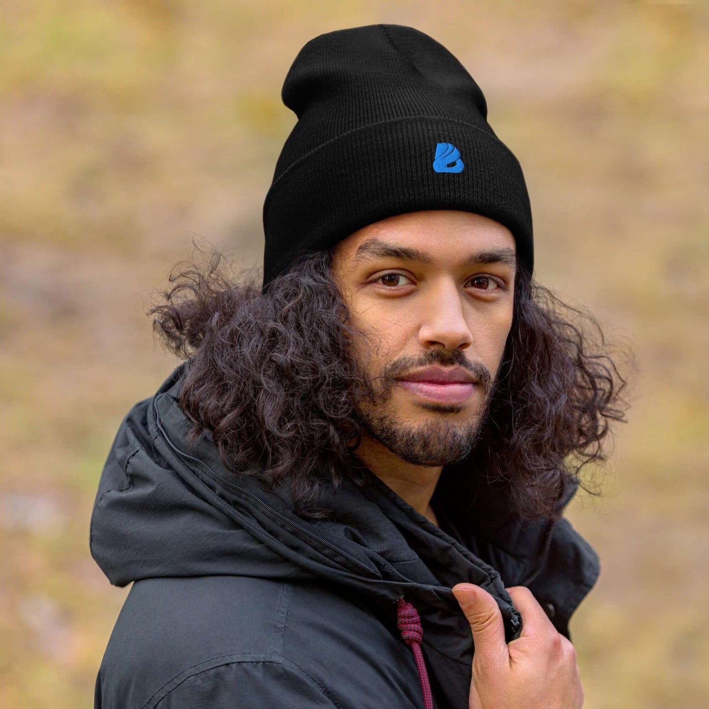 Man wearing black Umgeschlagene Beanie in outdoor setting, showcasing cozy and stylish design, perfect for keeping warm.