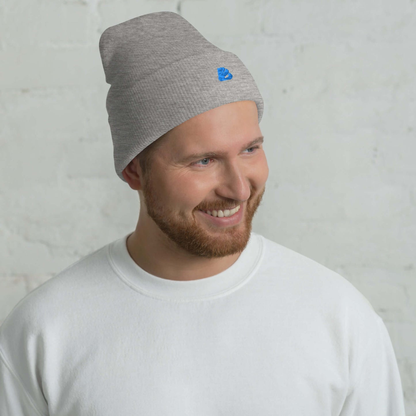 Man wearing a gray Umgeschlagene Beanie, showcasing its snug fit and stylish fold; perfect for warmth and charm, hypoallergenic, unisex.