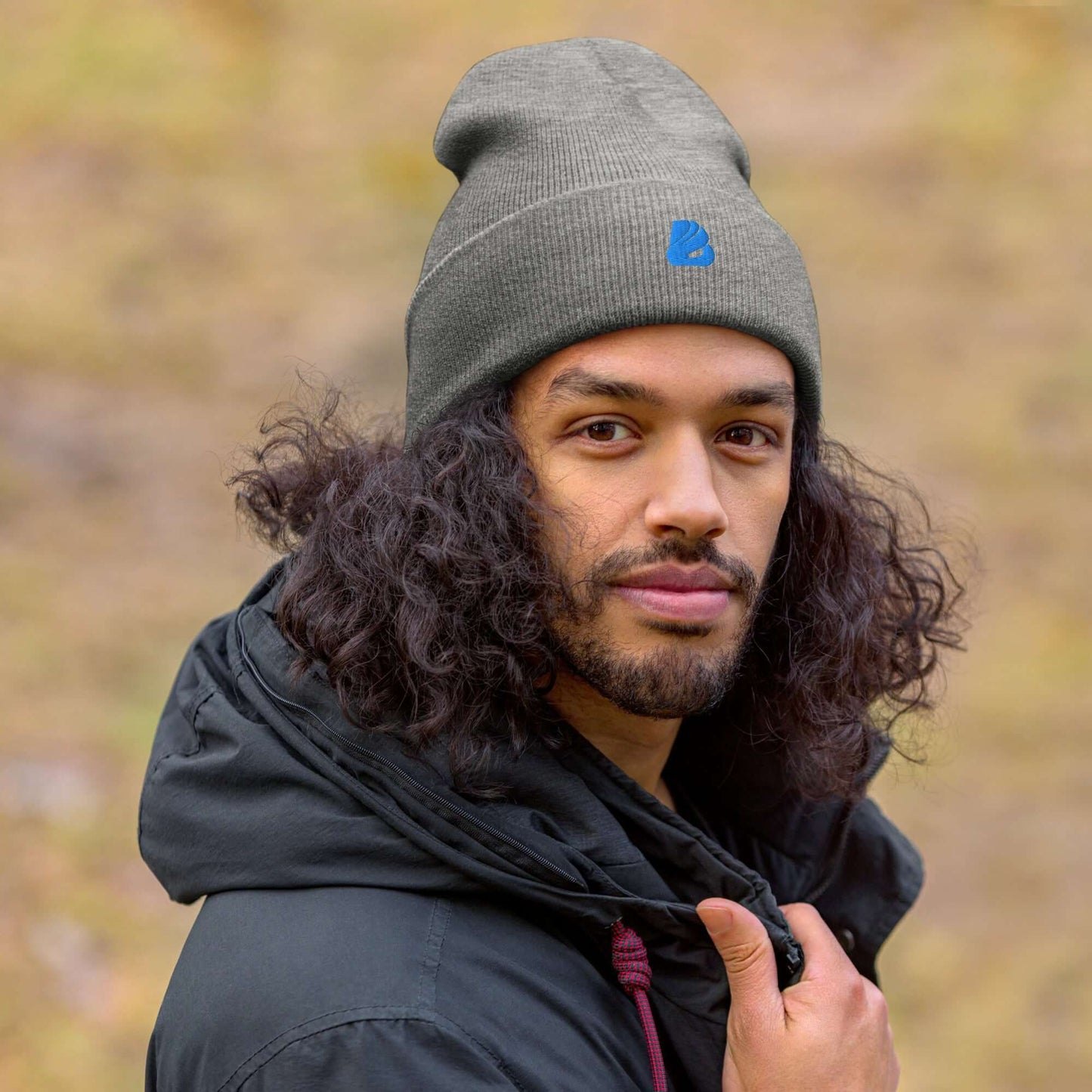 Person wearing Umgeschlagene Beanie in outdoor setting, showcasing cozy and stylish fit with hypoallergenic acrylic material.