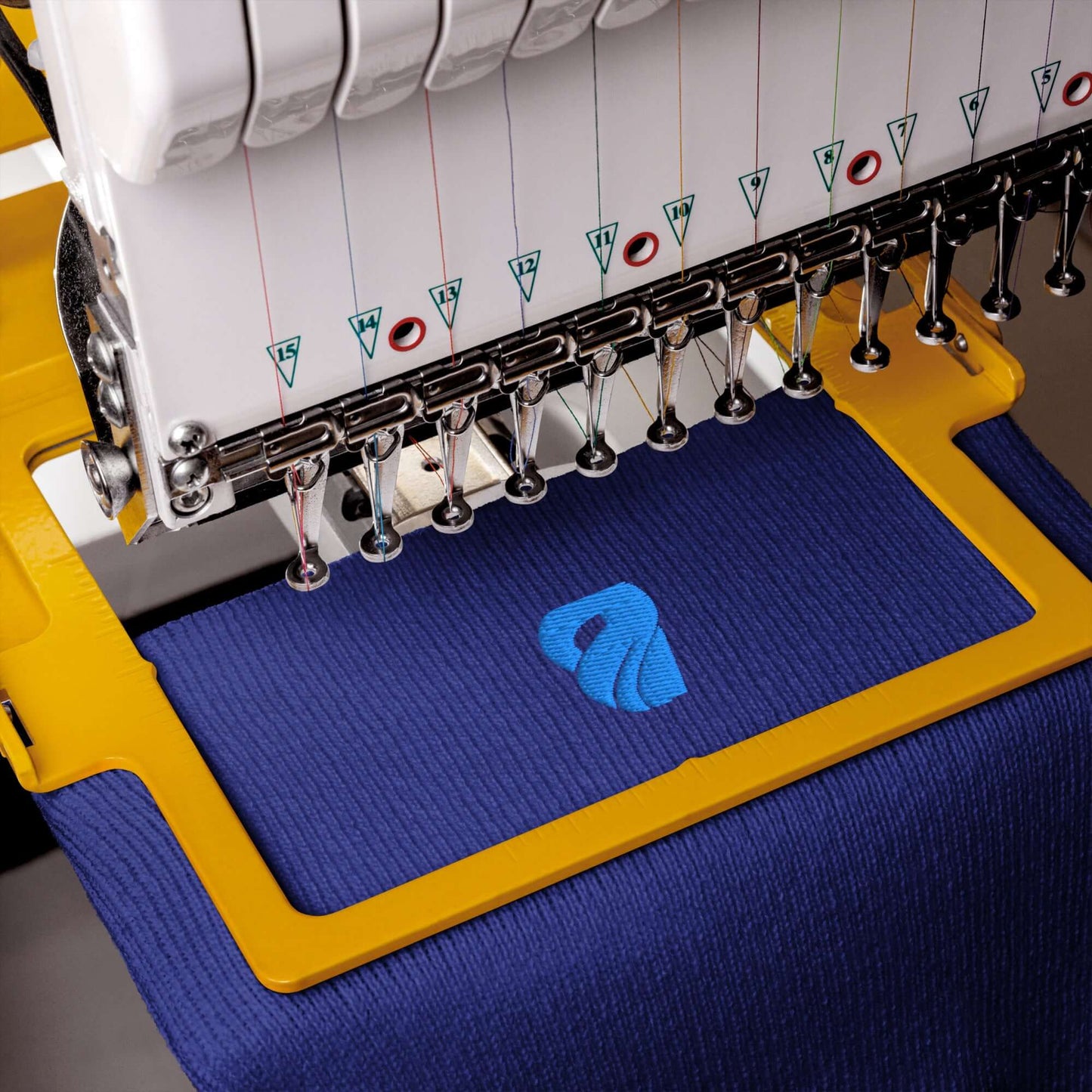 Stickmaschine bestickt Umgeschlagene Beanie mit blauem Design, Detailansicht der Fortschritte