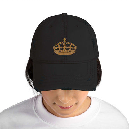 Person wearing Dad-Hat im Used-Look N°0 with crown embroidery, black cap with vintage design, low-profile fit, casual fashion accessory.