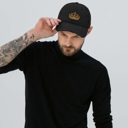Man wearing Dad-Hat im Used-Look N°0 in black, showcasing casual style and tattooed arm.