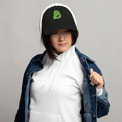 Modische Frau trägt Dad-Hat im Used-Look mit Jeansjacke und weißem Hoodie, stilvolles Accessoire für Freizeitoutfits.