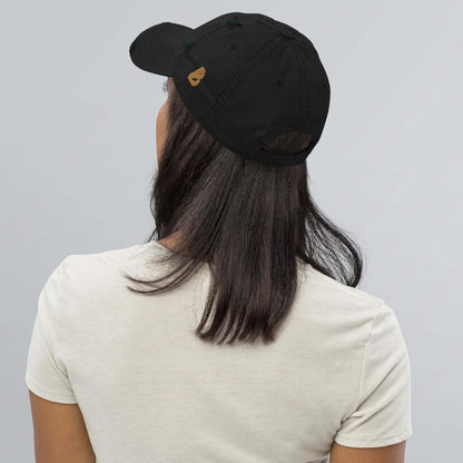 Woman wearing Dad-Hat im Used-Look N°0, black color, showcasing back view with relaxed hair and casual white shirt.