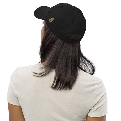 Person wearing a black Dad-Hat im Used-Look N°0, showcasing casual style with a sleek cap design, perfect for a relaxed outfit.