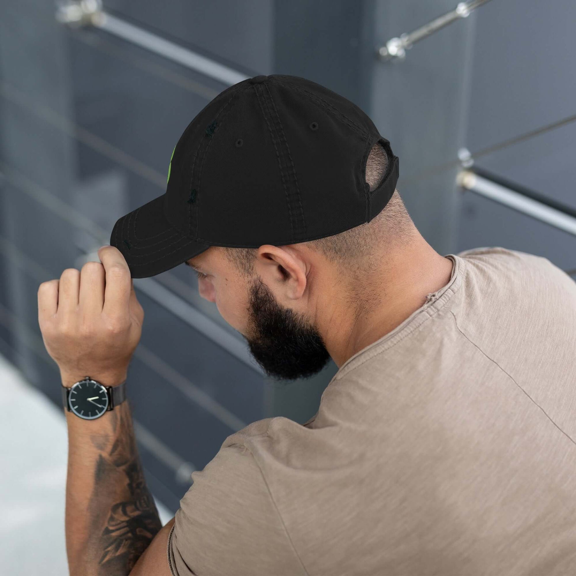 Person wearing a black Dad-Hat im Used-Look, showcasing the stylish and casual design with a soft crown and six-panel structure.