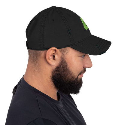 Seitenansicht eines Mannes mit einem schwarzen Dad-Hat im Used-Look, passend zu einem Freizeit-Outfit.