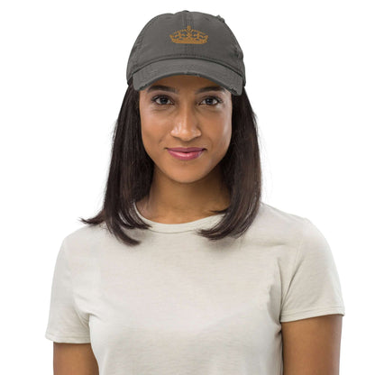 Woman wearing Dad-Hat im Used-Look N°0 with crown logo, featuring unstructured low-profile design in casual setting.