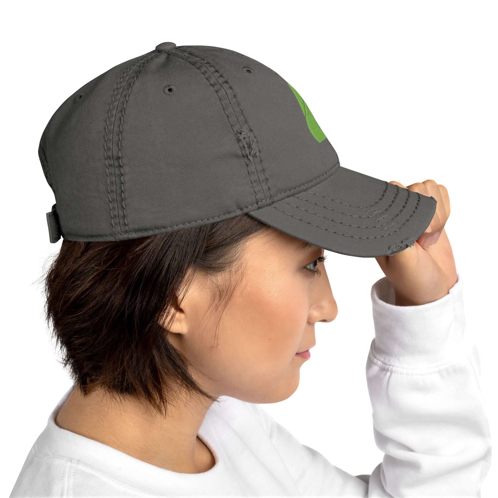 Person wearing a Dad-Hat im Used-Look with adjustable strap and soft crown, showcasing trendy, lightly worn design.