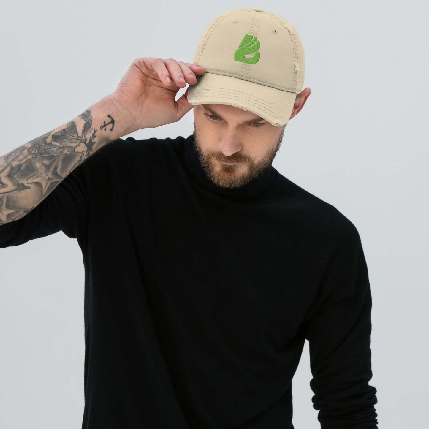 Mann trägt Dad-Hat im Used-Look in beige, kombiniert mit schwarzem Pullover, modernes und lässiges Outfit für Freizeit.