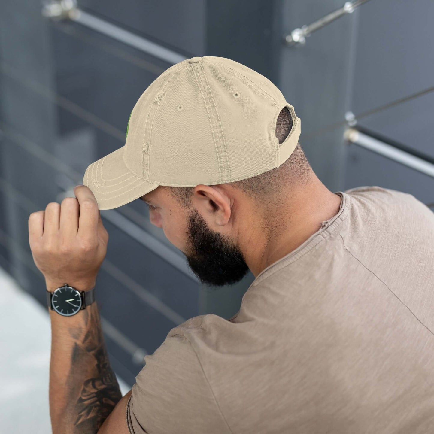 Mann mit Dad-Hat im Used-Look in Beige, lässiger Stil