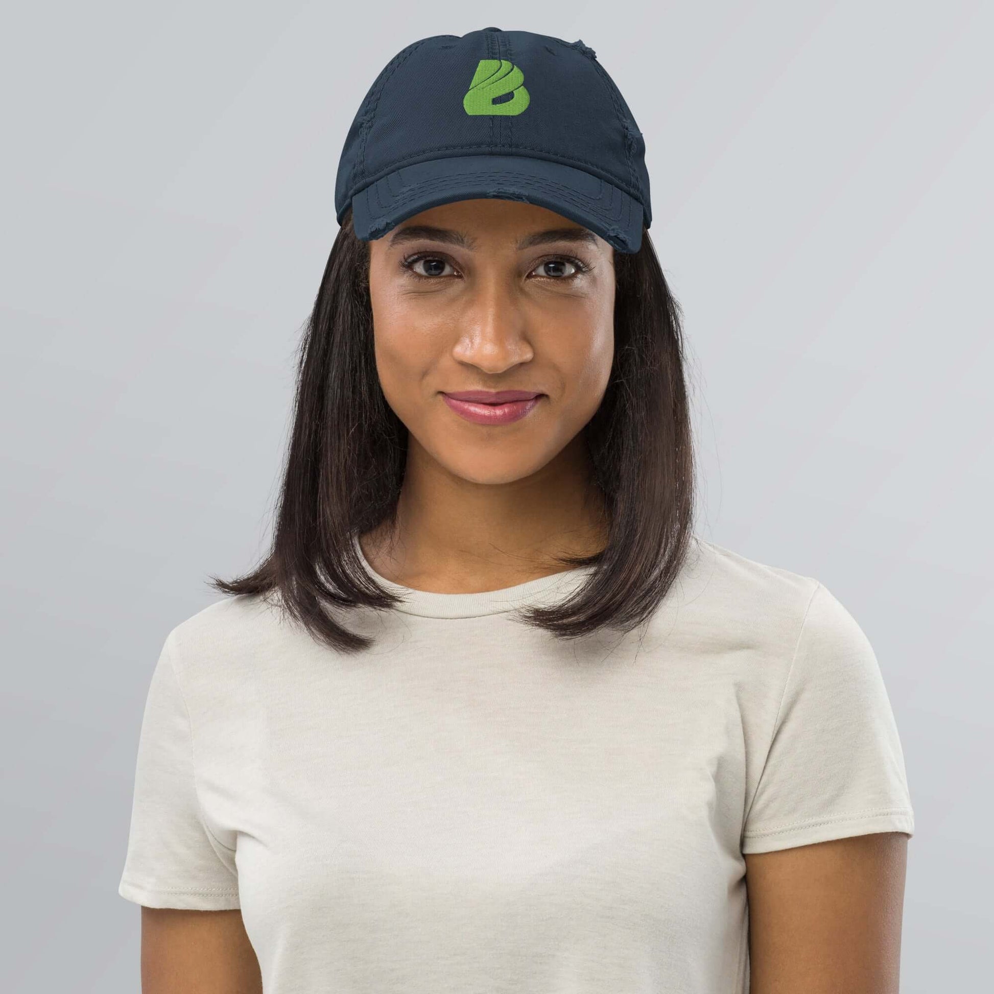 Frau trägt Dad-Hat im Used-Look, modischer Baseball-Cap-Stil, kombiniert mit weißem T-Shirt, perfektes Accessoire für den lässigen Look.