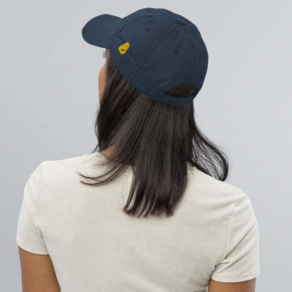 Person wearing Dad-Hat im Used-Look N°1 in navy blue with fashionable distressed design.