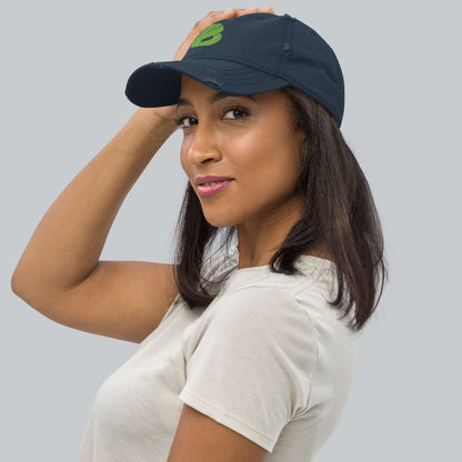 Frau trägt Dad-Hat im Used-Look, modische Kopfbedeckung, leicht gebrauchte Optik, ideal für Freizeit und sportliche Outfits.
