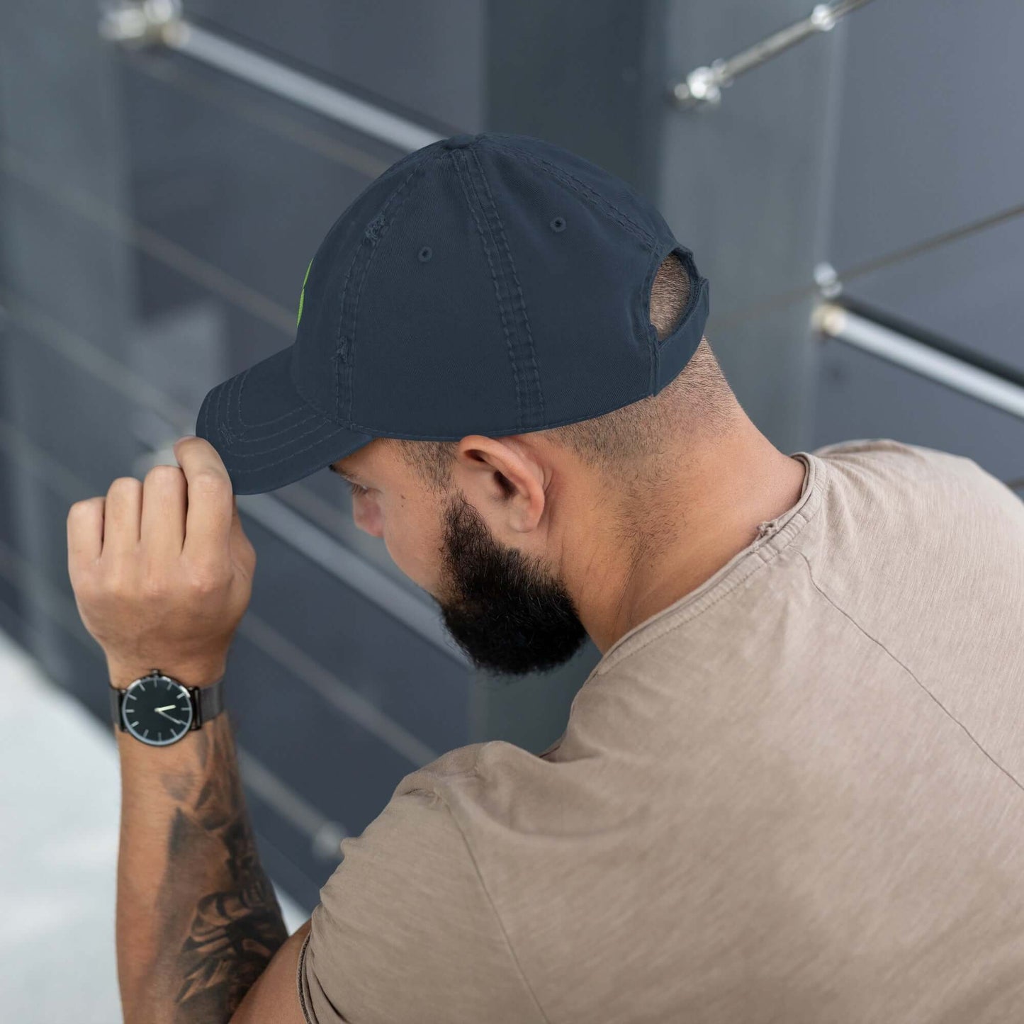 Mann trägt Dad-Hat im Used-Look, modische Kopfbedeckung mit lässigem Stil.