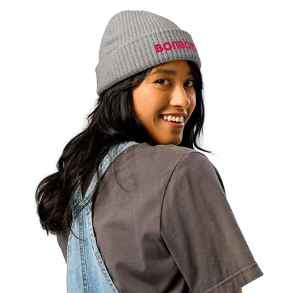 Woman wearing gray Fischermütze N°0 beanie, ribbed knit, stylish and warm, perfect for trendy outfits, side view.