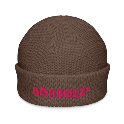 Fischermütze N°0 braune Beanie mit rotem "BONBOZZ®" Logo, dickes geripptes Strickdesign, perfekt für modische Outfits im Fischerstil.